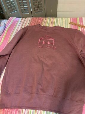 Crewneck Sweatshirt in Mauve with 'True Story' Embroidery